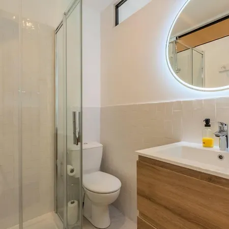 Grand Fonctionnel Et Entièrement Rénové